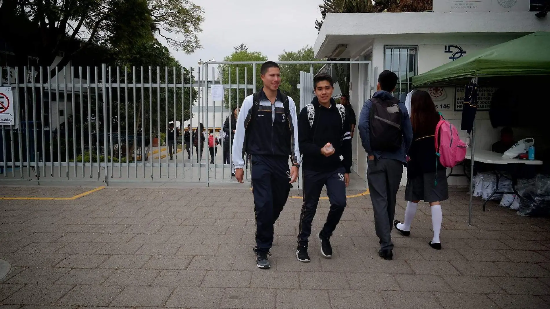 Hacen el llamado para sean los padres quienes revisen las mochilas de los alumnos. Foto Dolores Martínez.